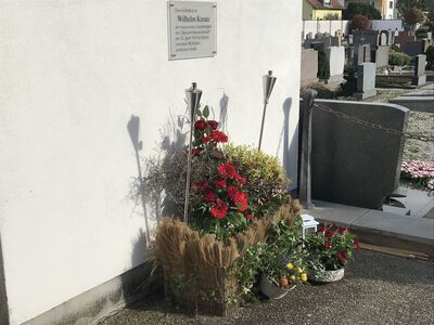 Gedenktafel mit Blumen