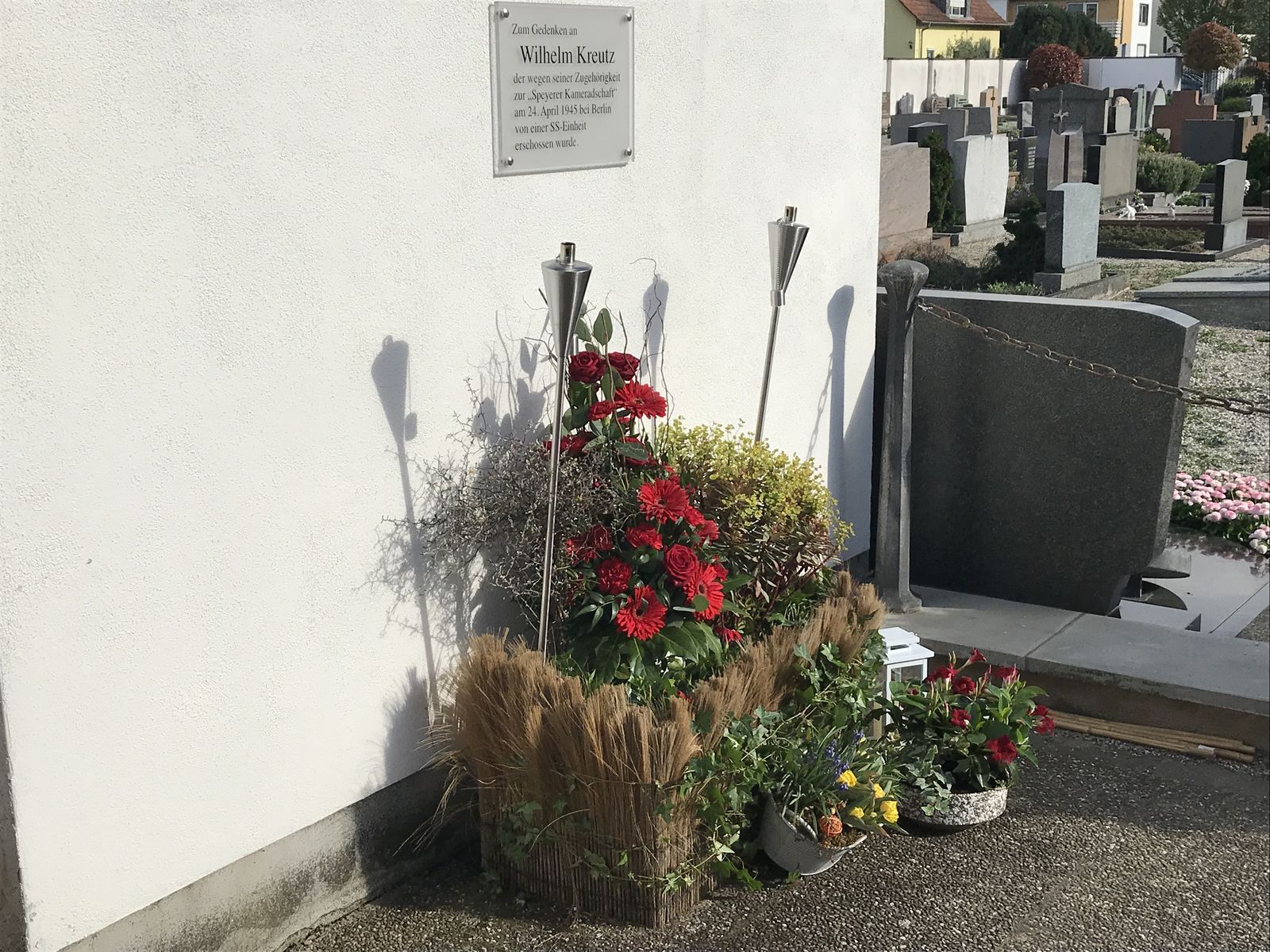 Gedenkfeier Wilhelm Kruetz 2019 - Bild Gedenktafel mit Blumen